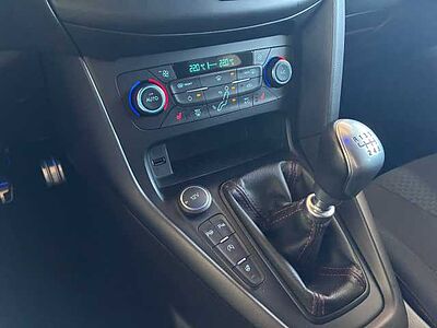 Ford Focus 1.5 EcoBoost ST-Line Bi-Xenon Navi